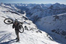 Downthehill Snowride - Aufstieg vor Winterpanorama