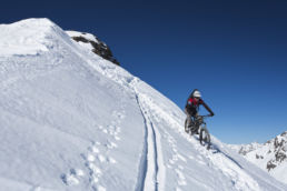Downthehill Snowride - Den Skispuren nach