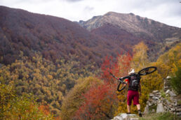 Mountainbiken im Tessin - Herbstfarben, wohin das Auge blickt