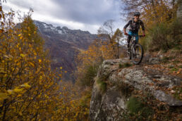 Mountainbiken im Tessin - über den Felsblock